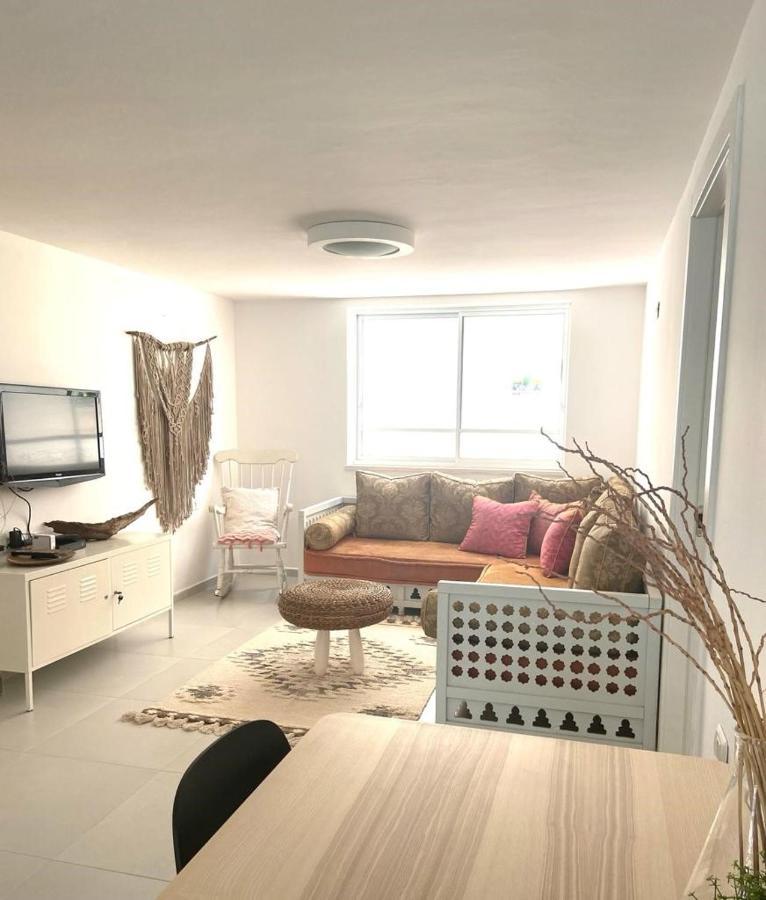 Apartamento אירוח השקד - 10דק' משדה התעופה Giv'at Koach Exterior foto