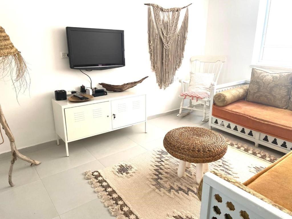 Apartamento אירוח השקד - 10דק' משדה התעופה Giv'at Koach Exterior foto