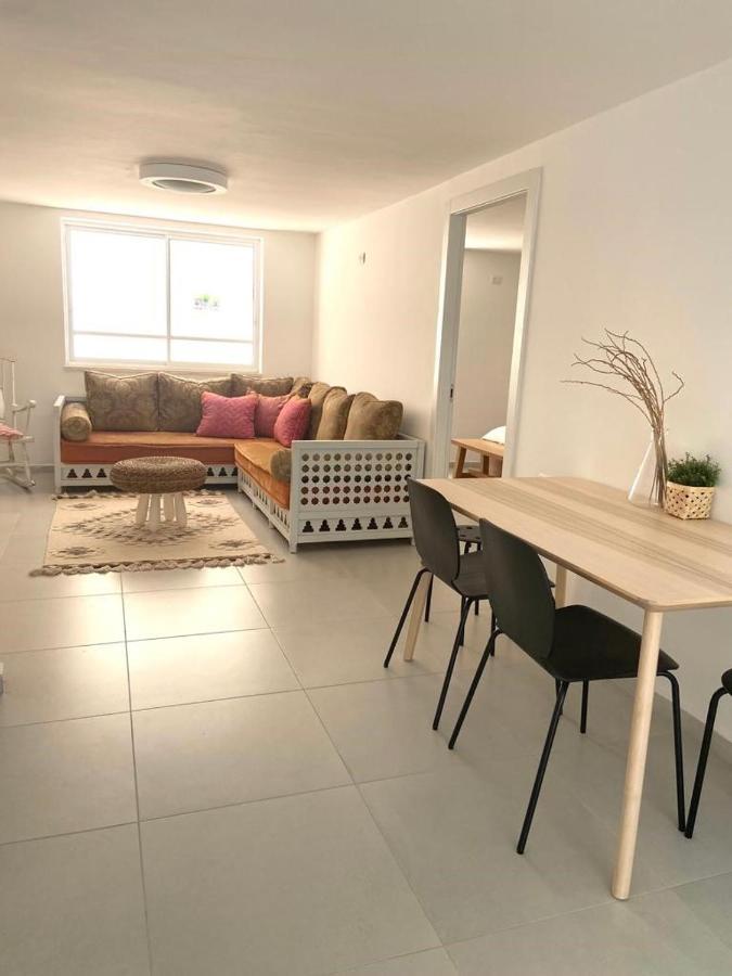 Apartamento אירוח השקד - 10דק' משדה התעופה Giv'at Koach Exterior foto