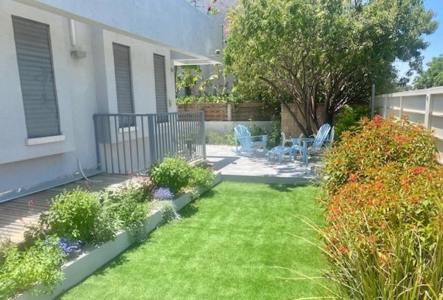 Apartamento אירוח השקד - 10דק' משדה התעופה Giv'at Koach Exterior foto